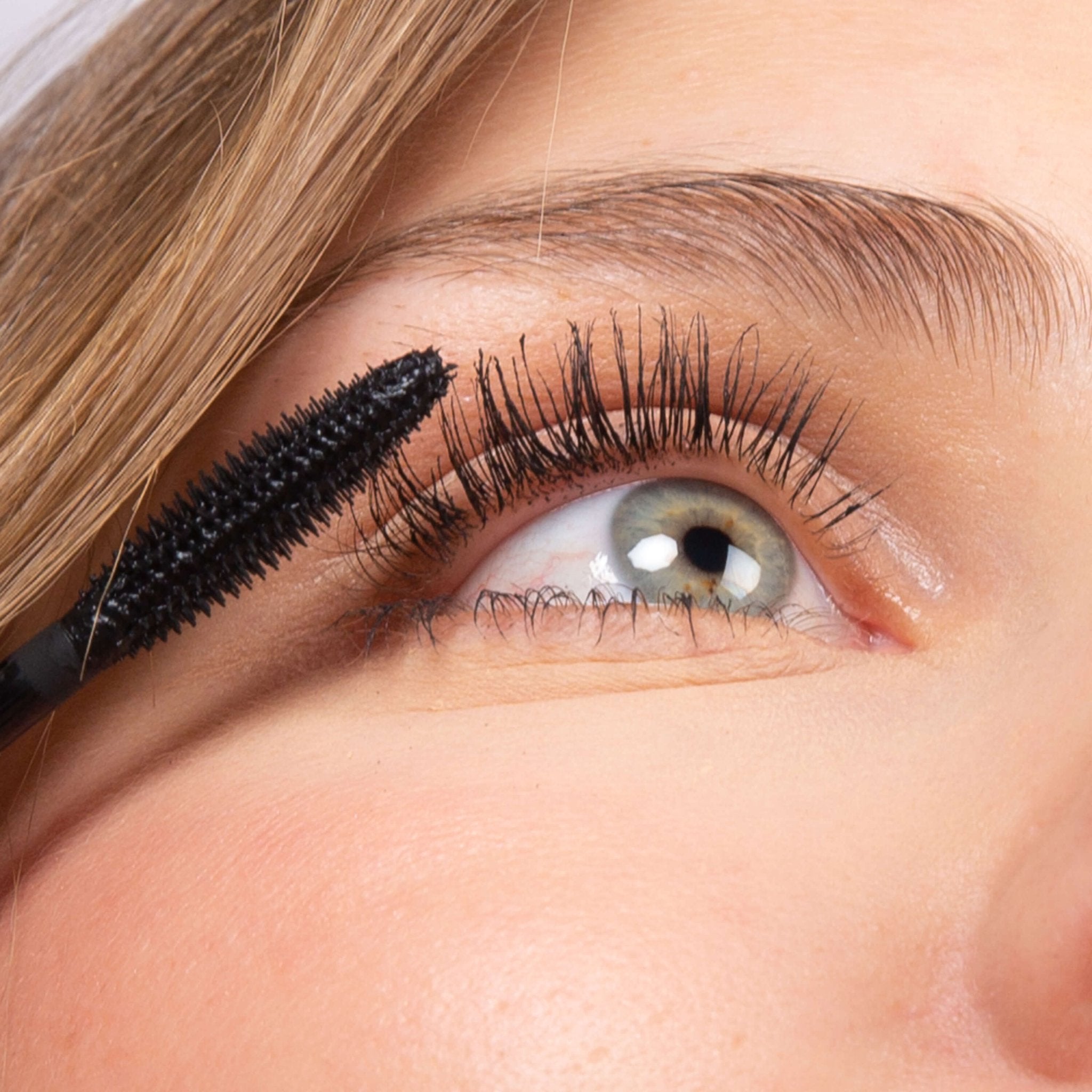 charlotte-bio-duo-eyeliner-feutre-et-mascara-noir-yeux-de-biche image 2