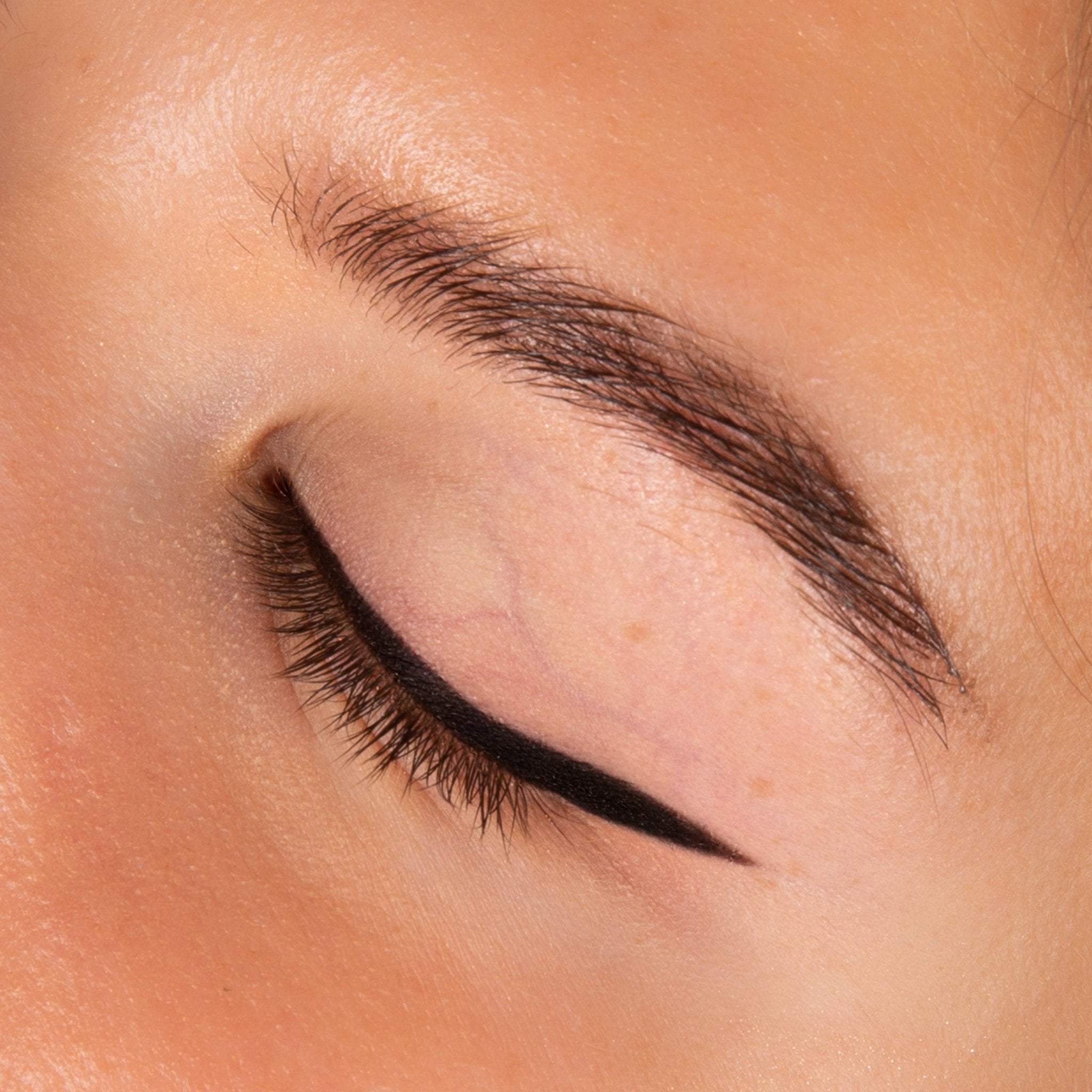 charlotte-bio-eyeliner-feutre-bio-traceur-regard-intensif image 3